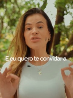 Doutora Taty falando em vídeo no anúncio de convite