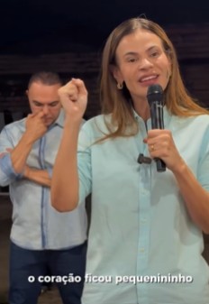Doutora Taty falando ao microfone no anúncio Roraima me escolheu