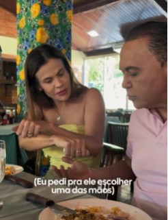 Doutora Taty e Jalser sentados à mesa no anúncio